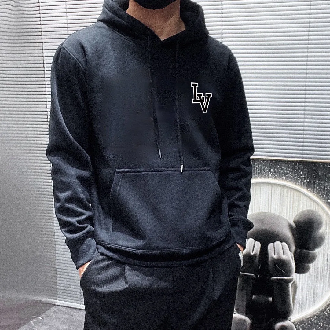 🅿️240 brand [LV Louis Vuitton] (good news for fat people) 2025ss autumn latest long-sleeved round-neck sweatshirt, on sale simultaneously on the official website. Refreshing and breathable. Made of top Tencel Roman. Comfortable and soft. 3D three-dimensional clarity. Super fashion sense. Great for gifting and keeping for yourself. Size: M-5XL (can wear up to 220 pounds)